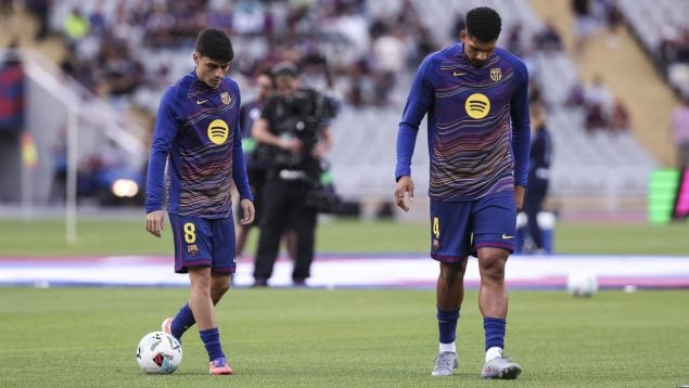 Pedri y Araujo, en un calentamiento del FC Barcelona. (Europa Press)