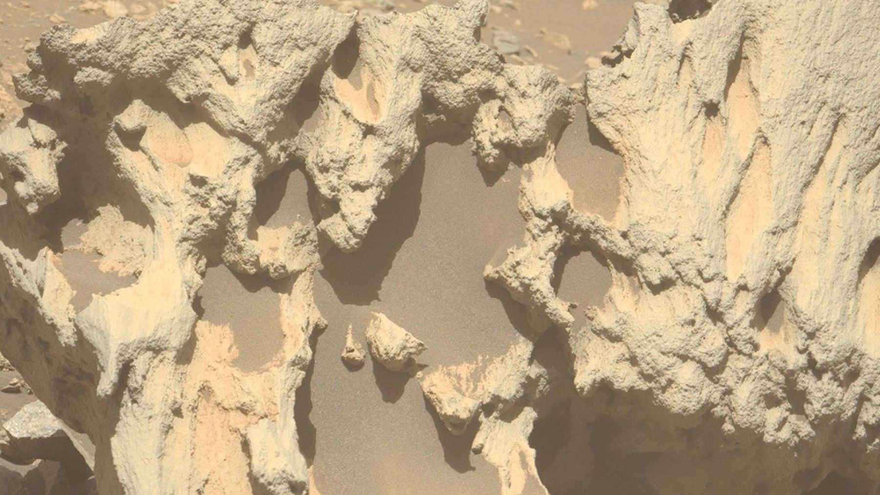 Erosión de una roca de forma inusual, Phippsaksla. Foto: NASA/JPL-Caltech/ASU