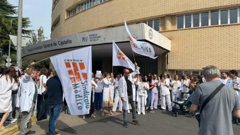 Una concentración de médicos anterior a las actuales, en el hospital general de Castellón.