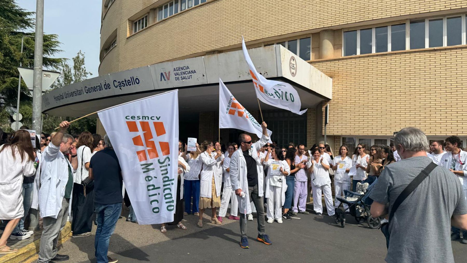 Una concentración de médicos anterior a las actuales, en el hospital general de Castellón.