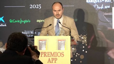 Segundo Sanz recibe el premio de la APP de Relato Parlamentario.