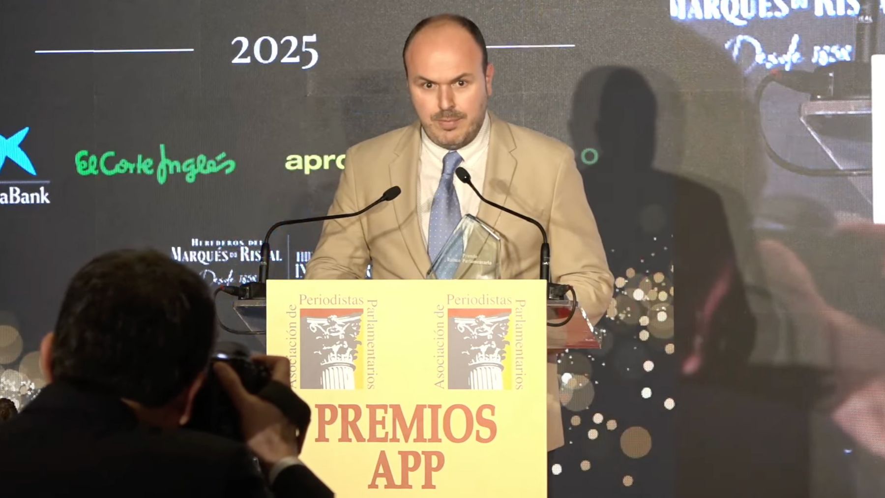 El periodista de OKDIARIO Segundo Sanz gana el Premio Relato de la APP: La buena política se abre camino