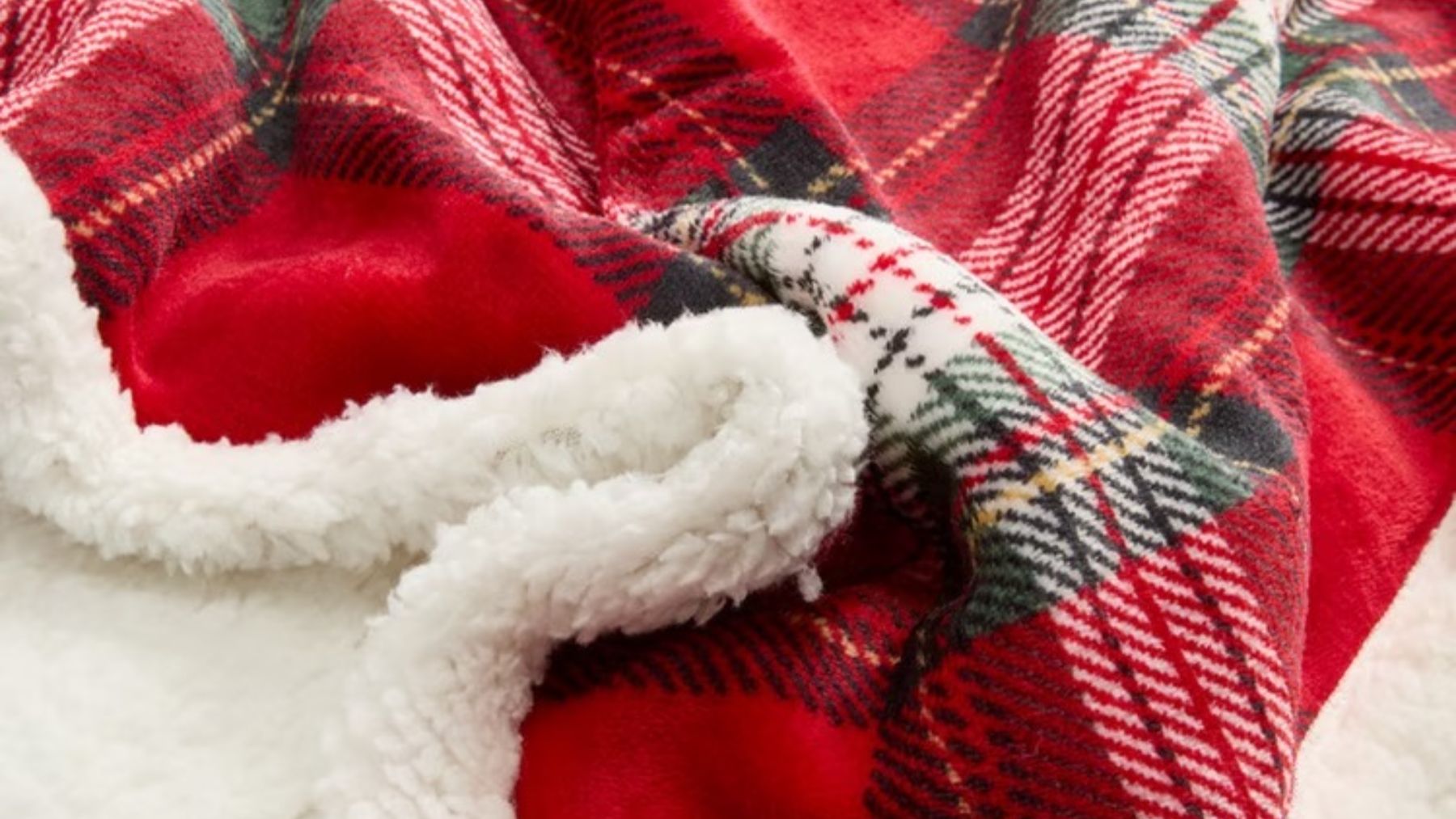 Adiós a las mantas feas de siempre: Primark tiene las 5 mantas más suaves, bonitas y navideñas para tu sofá