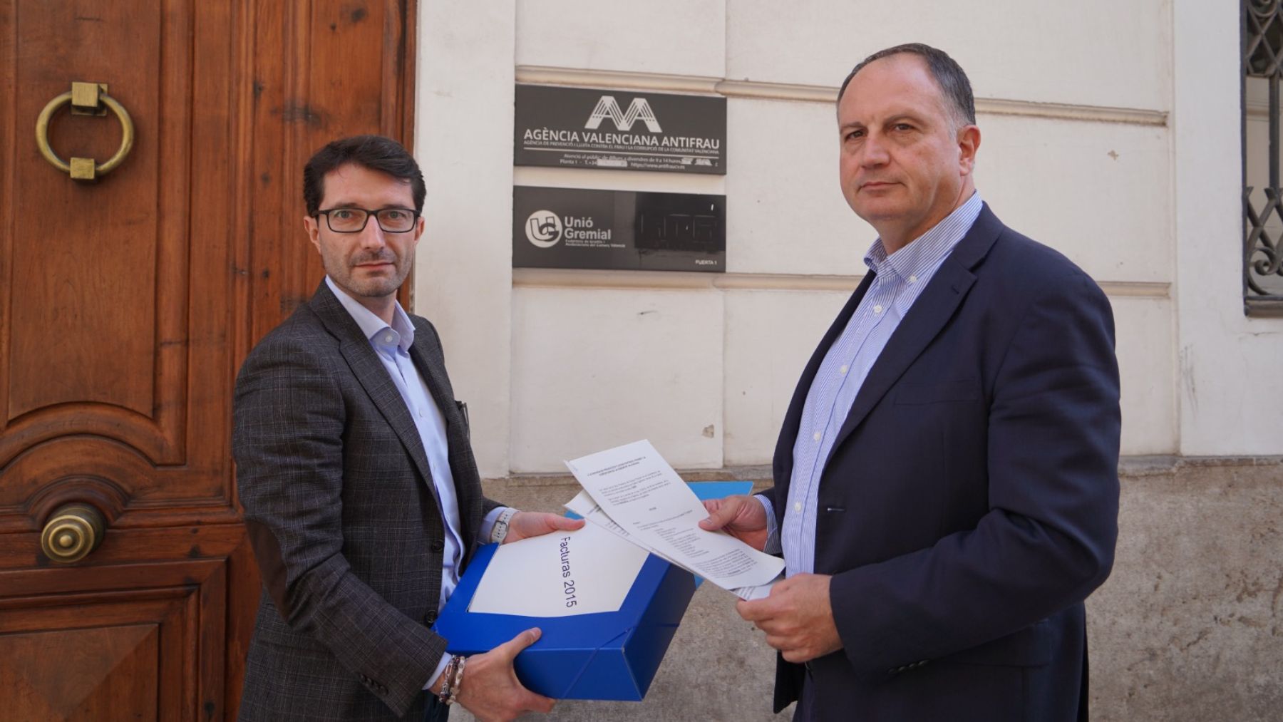 Jesús Lecha y Salvador Aguilella ante la oficina de la Agencia Valenciana Antifraude con las facturas.