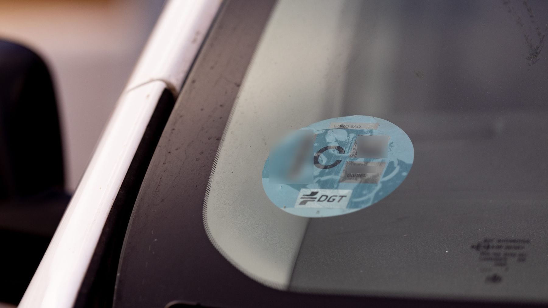 Almeida prorroga la moratoria para vehículos sin etiqueta ambiental y también podrán circular en 2026