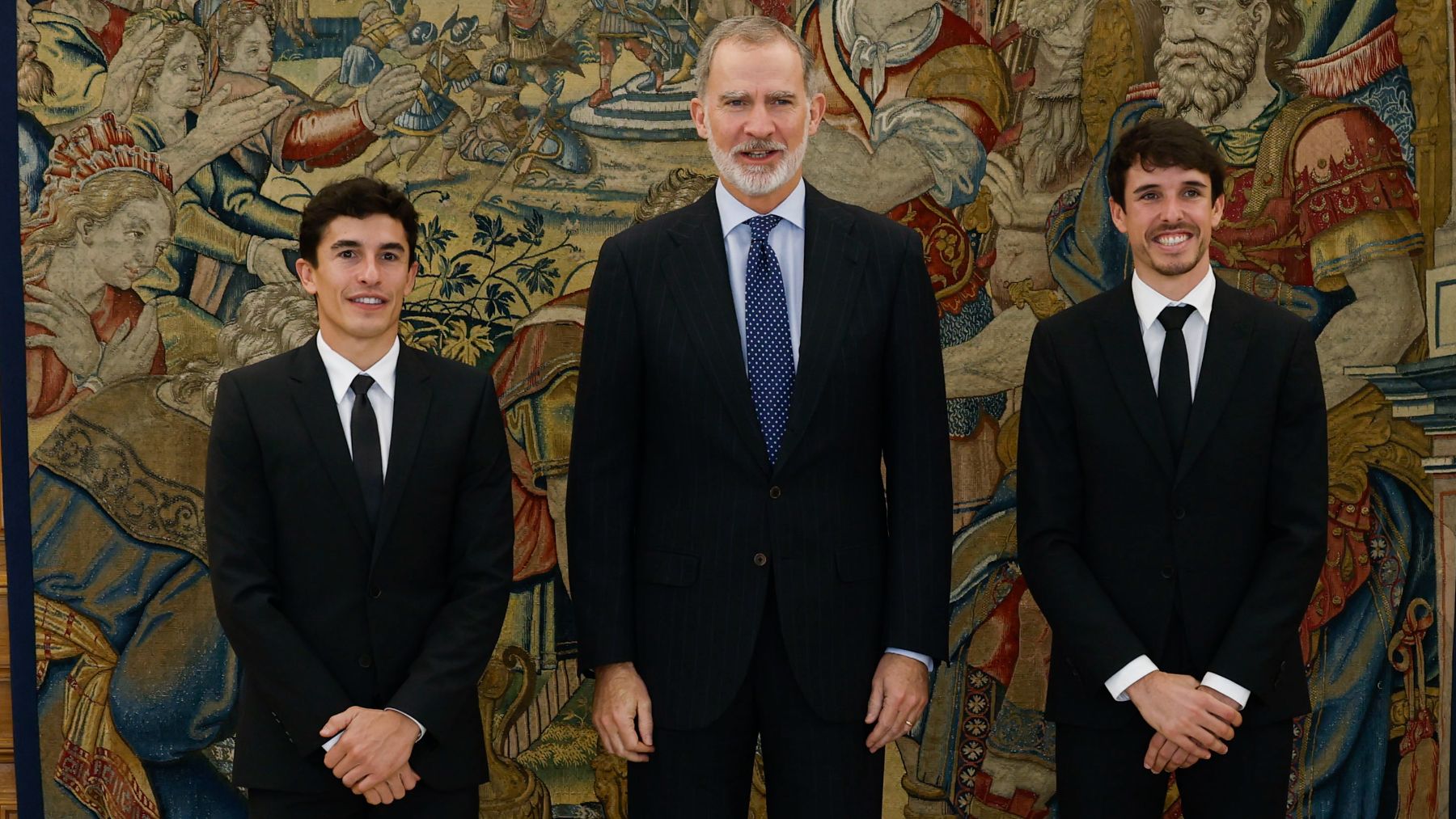 El Rey Felipe VI recibe a los hermanos Márquez tras hacer historia en MotoGP
