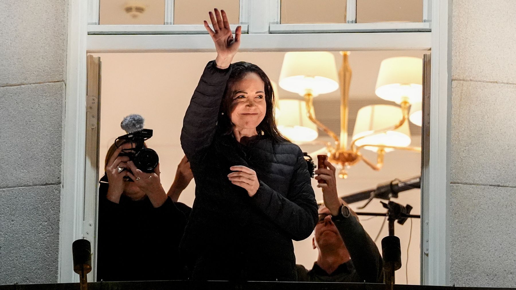 María Corina Machado saluda desde el Grand Hotel de Oslo. (Efe)