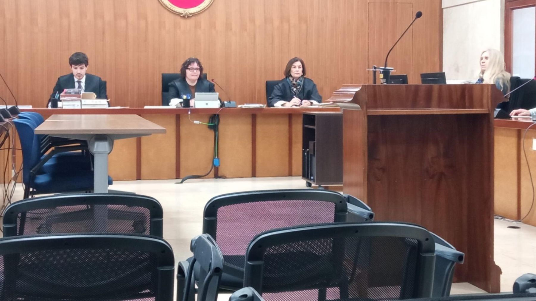 El banquillo de los acusados, vacío tras la fuga del procesado.