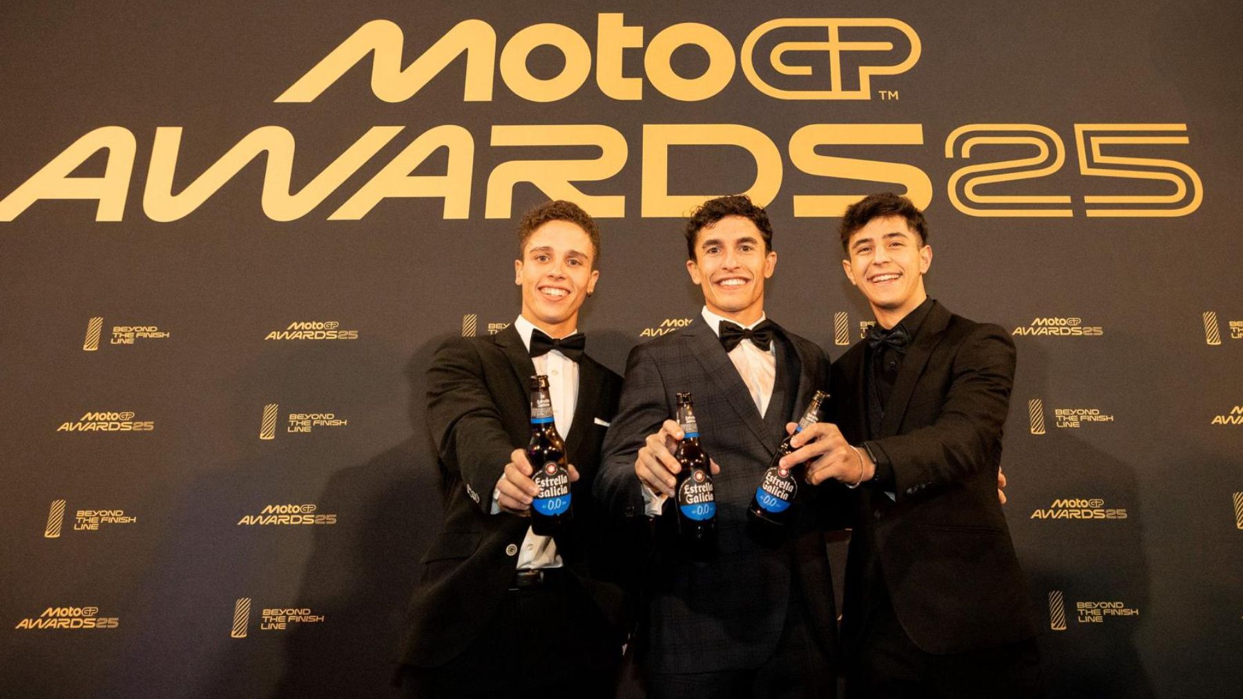 Diogo Moreira, Marc Márquez y José Antonio Rueda, campeones de Moto2, MotoGP y Moto3, en la gala de campeones. (Estrella Galicia 0,0)
