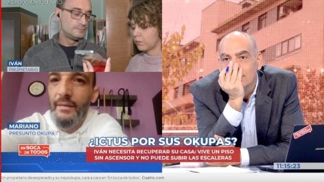 Nacho Abad (derecha) entrevista a un propietario y a su supuesto okupa. (Cuatro).