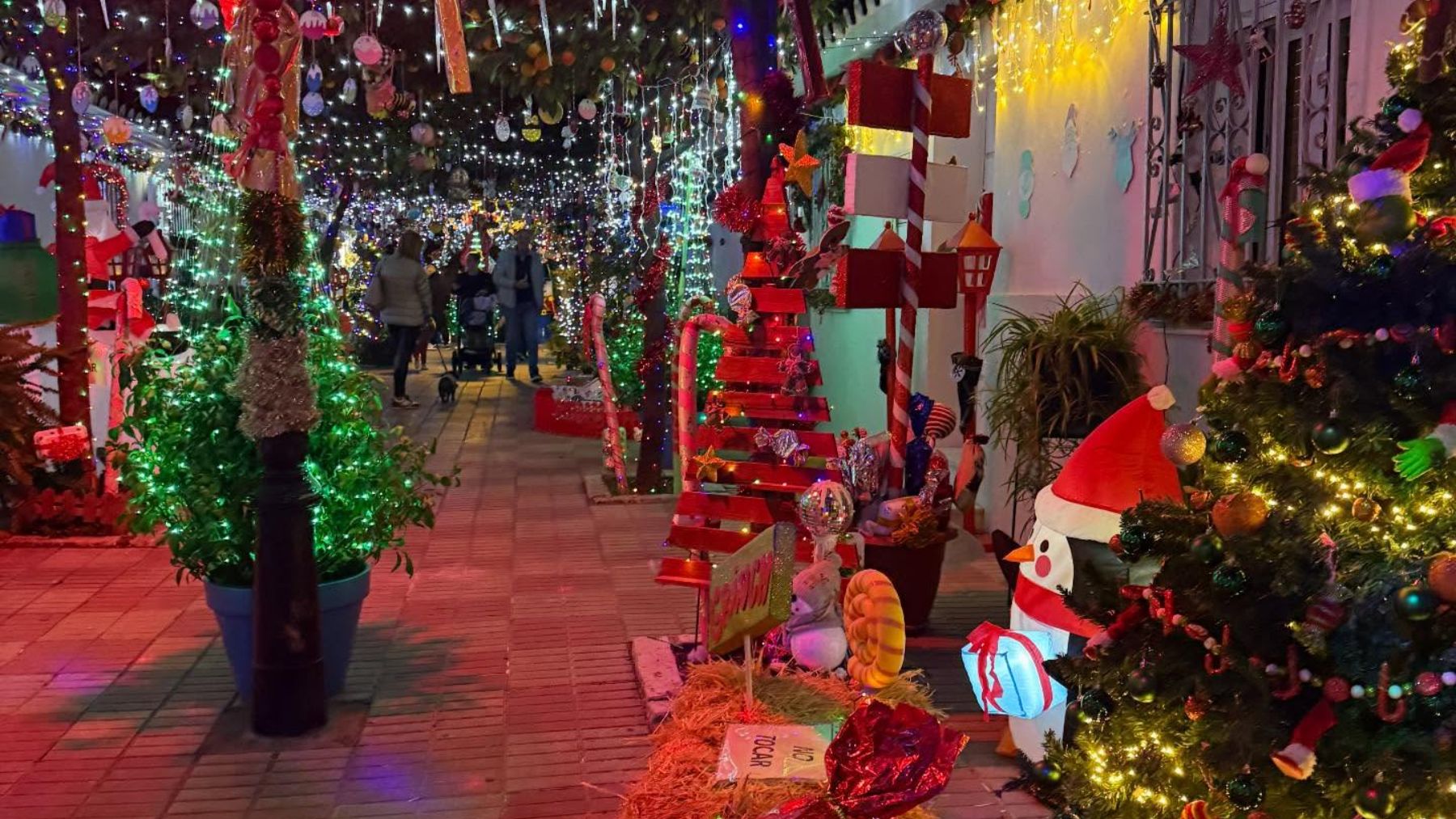 Ni Madrid ni Vigo: la calle más iluminada de Navidad está en Málaga y es obra de los vecinos