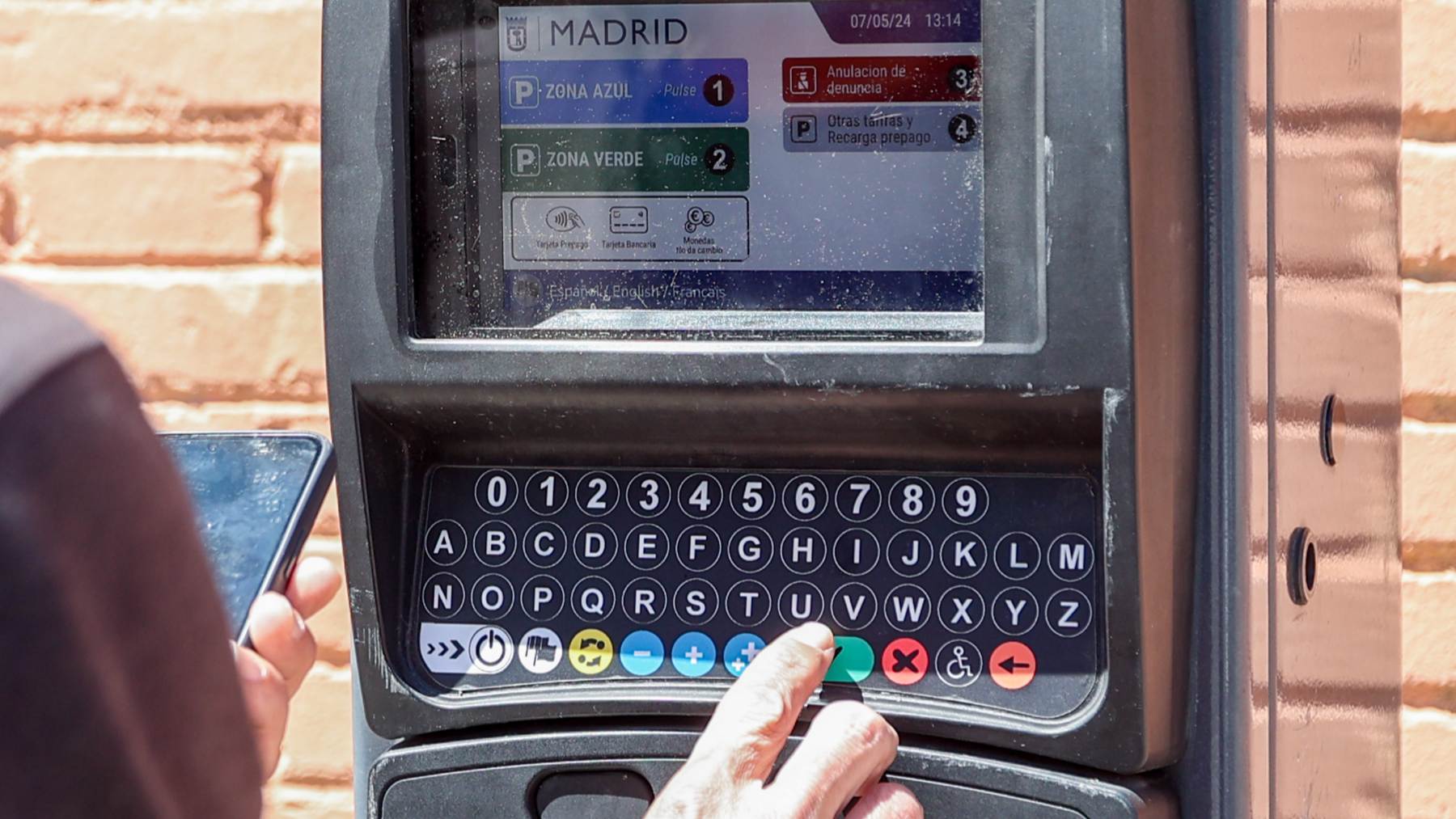 Será más difícil aparcar en Madrid: 22 zonas más con parquímetros y ampliación a domingos y festivos