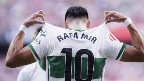 Rafa Mir celebra un gol con el Elche.