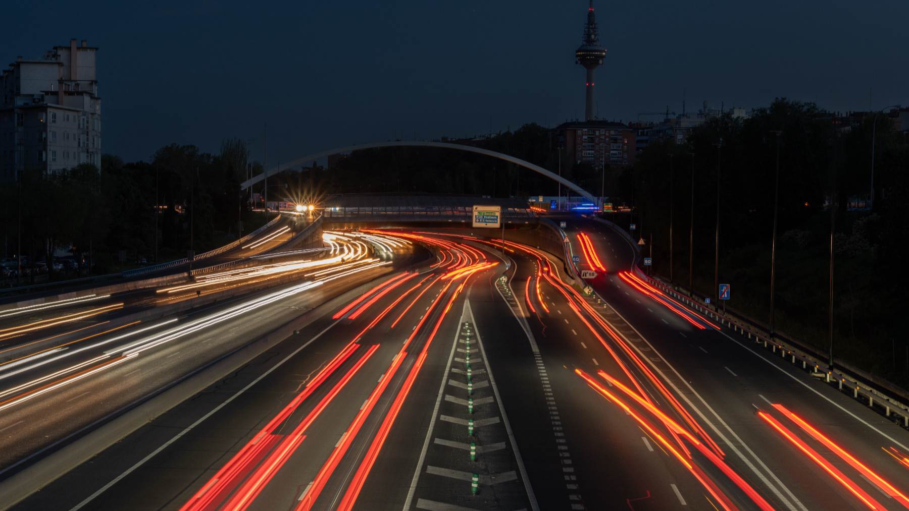 Tráfico en la M-30 de Madrid de noche.