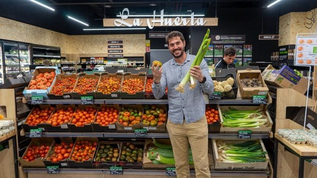 Supermercado de Espacio Org&aacute;nico con su ceo, Nacho L&oacute;pez, en primer plano.