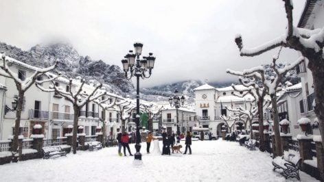Grazalema, el pueblo gaditano incrustado en la sierra que cada invierno se cubre de nieve y se vuelve una ubicación sacada de un cuento navideño.