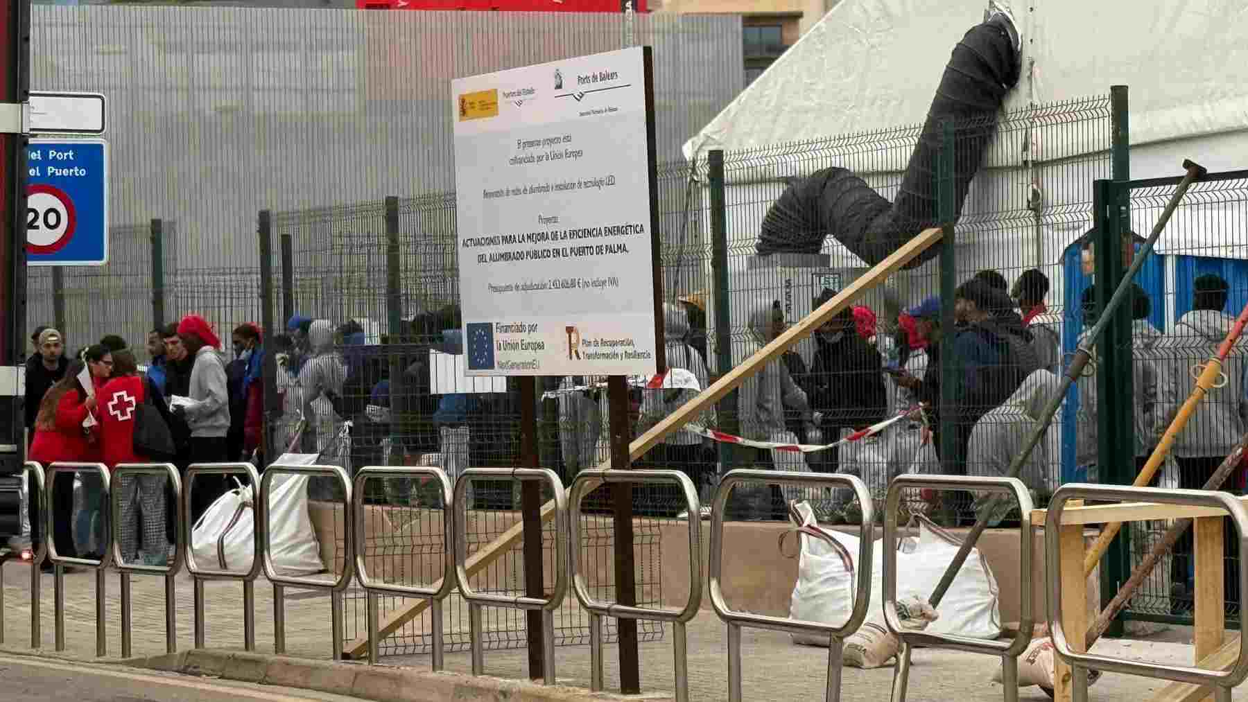 El Gobierno de Sánchez gasta dos millones en un módulo para inmigrantes ilegales en el puerto de Palma
