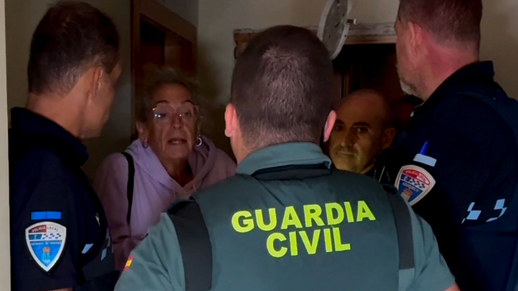 Una ex concejal trans de Podemos apoya a los violentos okupas de Azuqueca de Henares: ¡No me voy a ir!