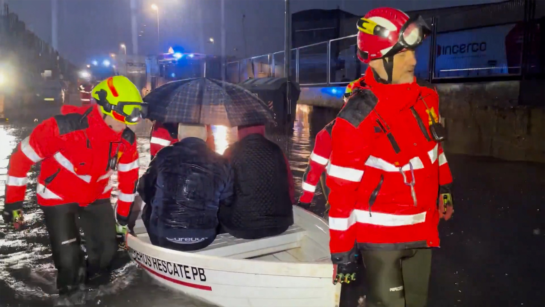 Así rescataron los bomberos de Castellón a dos personas atrapadas en su vehículo por la riada