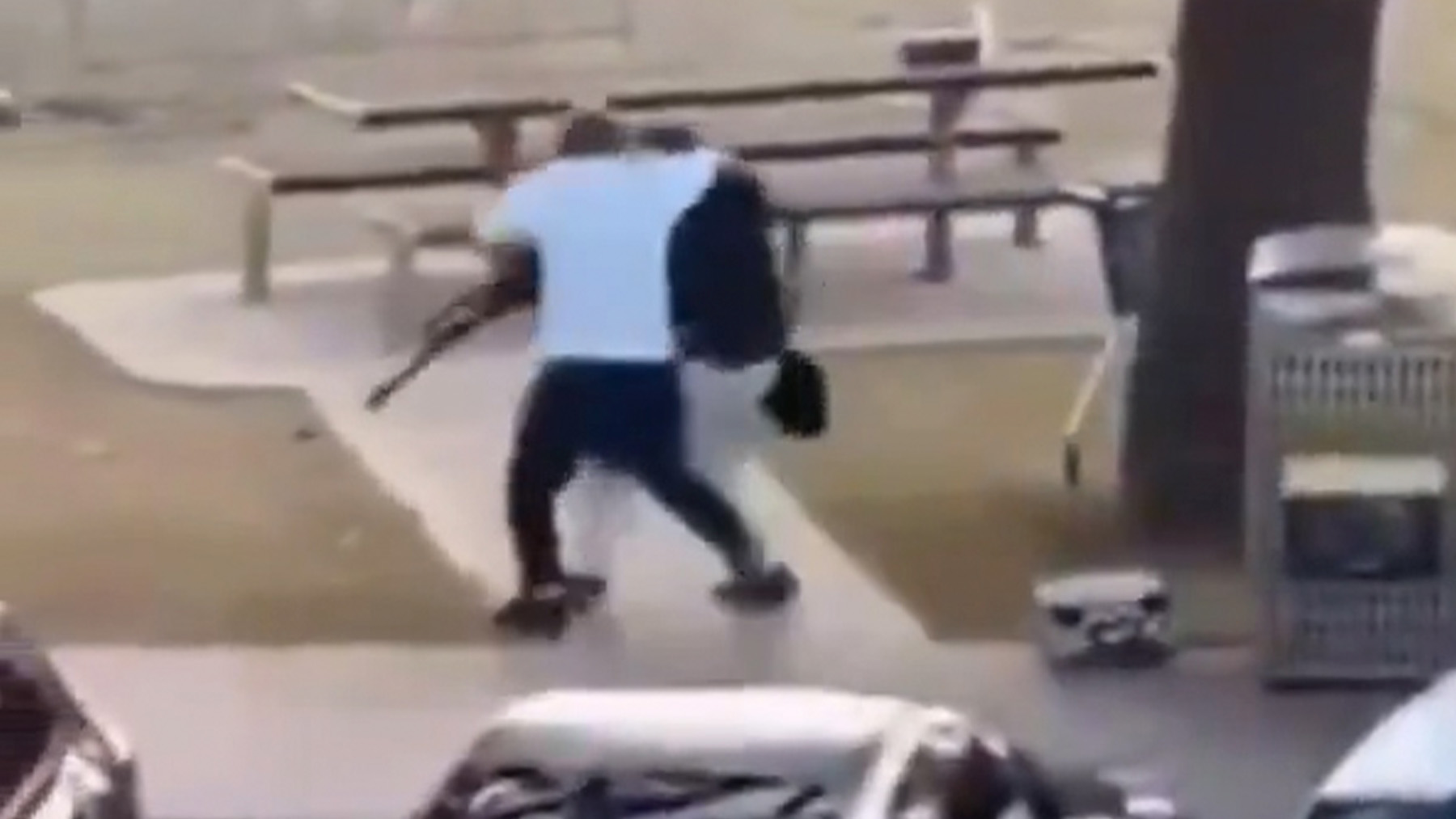 Un héroe anónimo inmoviliza y arrebata el arma a un terrorista durante el ataque al festival judío