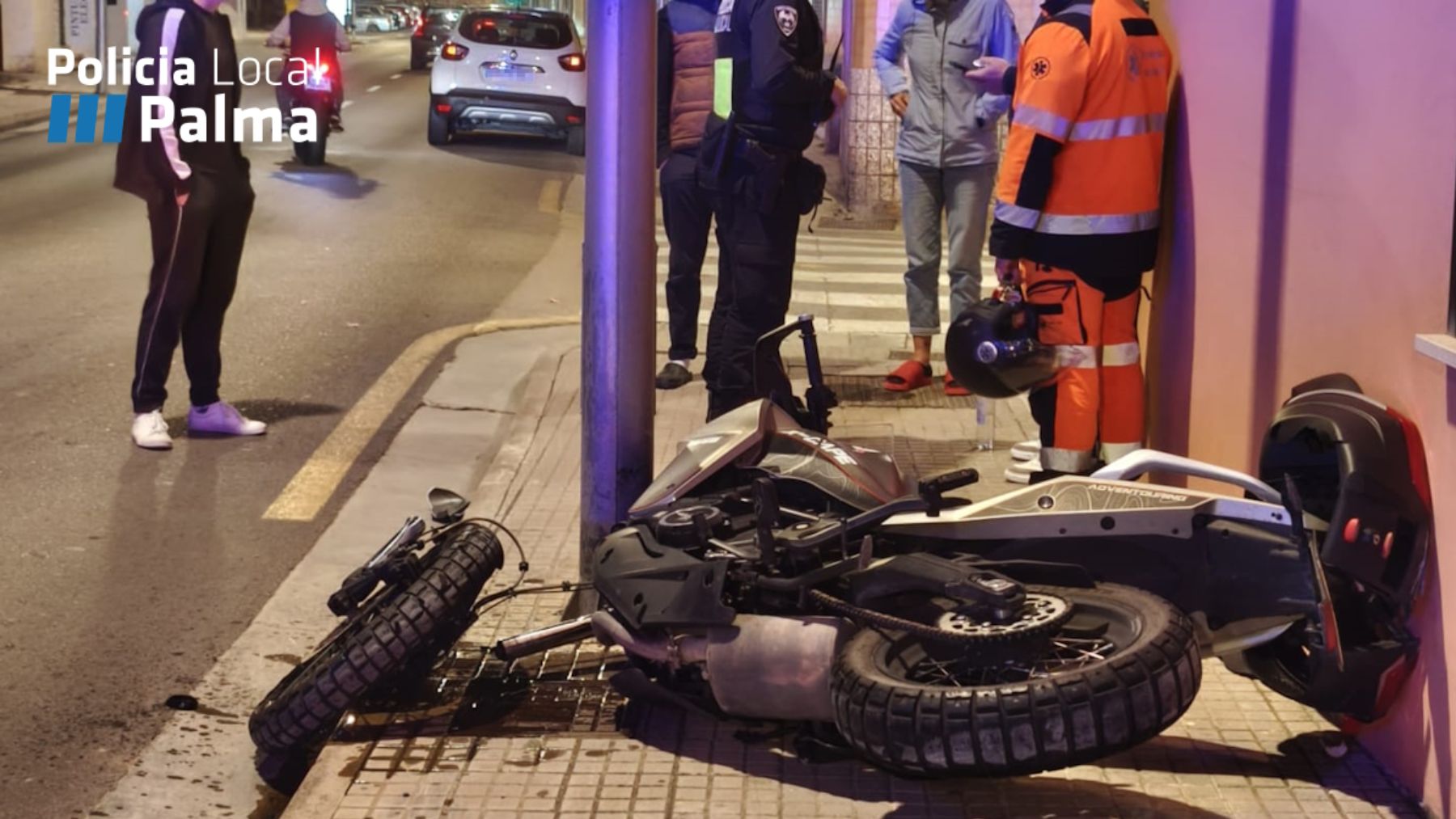 Imagen de la motocicleta y la farola unos minutos después de la colisión.