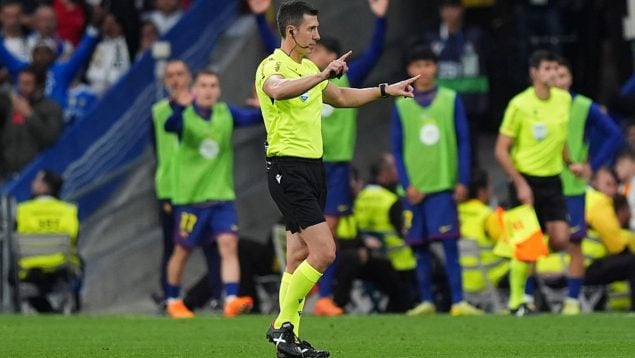 César Soto Grado dirigiendo el Real Madrid-FC Barcelona. (Getty Images)