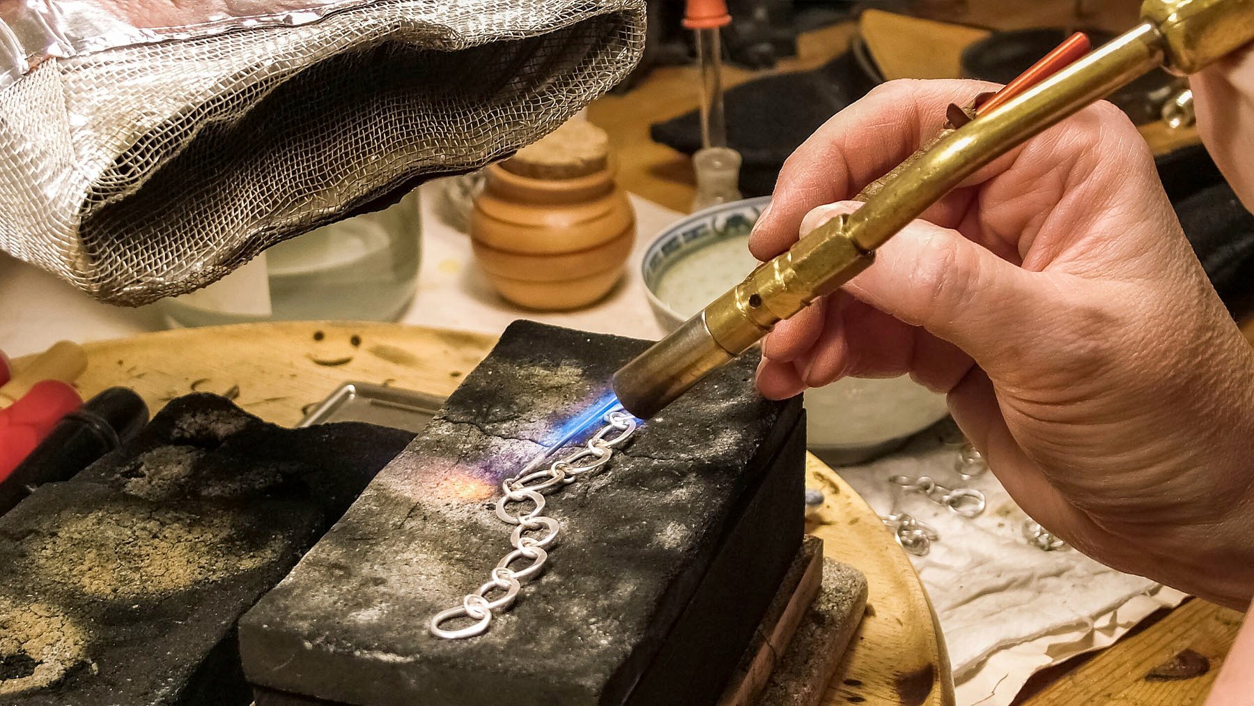 Revolución a la vista en la minería: investigadores finlandeses logran reciclar plata sin usar químicos agresivos