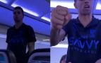 Joao Cancelo agrede a un aficionado en un avión.