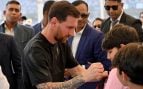Leo Messi firmando una camiseta a un niño en la India. (Getty Images)