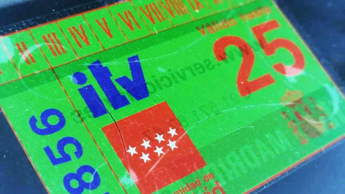Pegatina de la ITV válida hasta 2025.