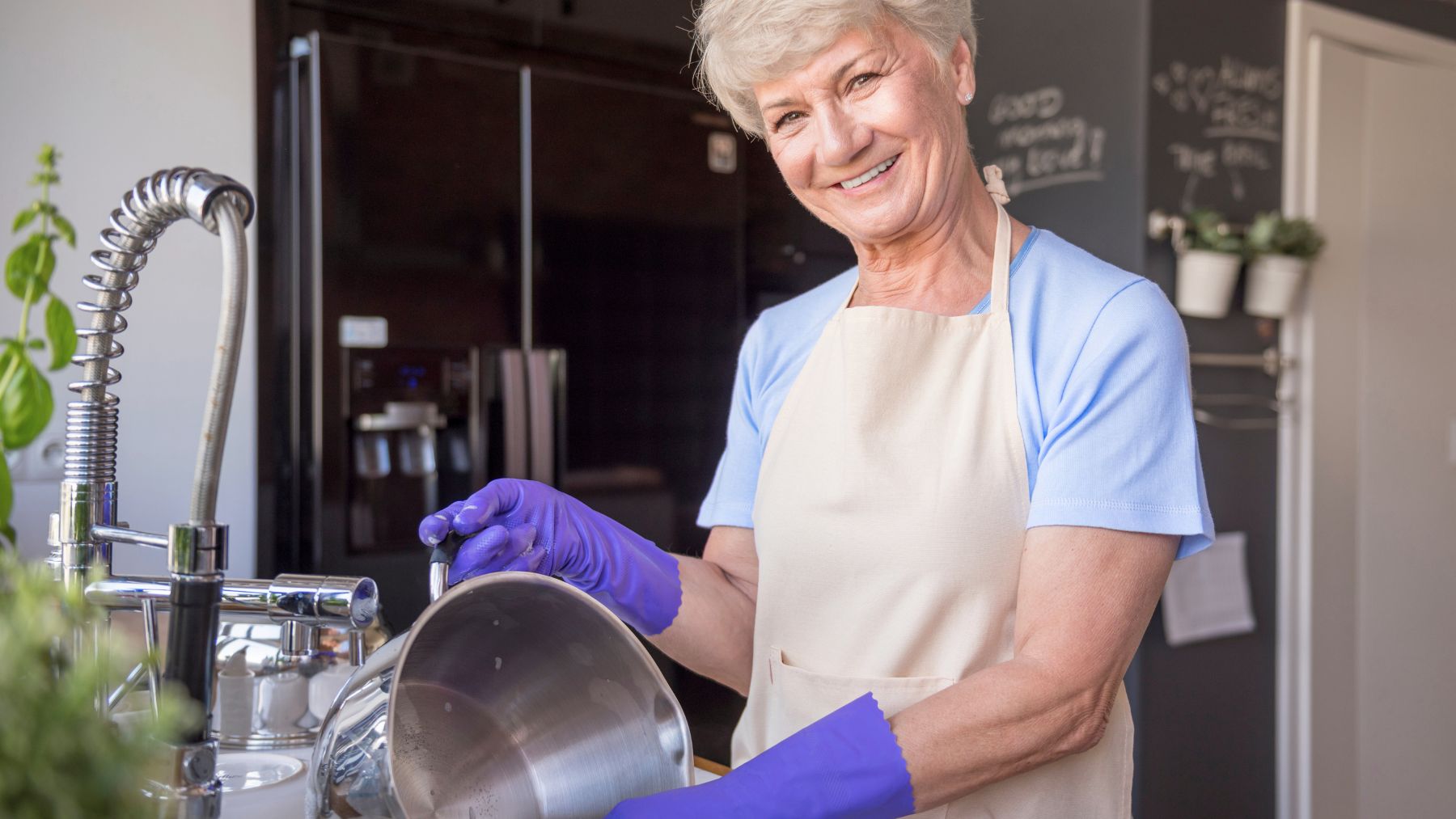 Ni vinagre ni bicarbonato: el truco viral de una abuela aragonesa para eliminar la suciedad negra de las cacerolas