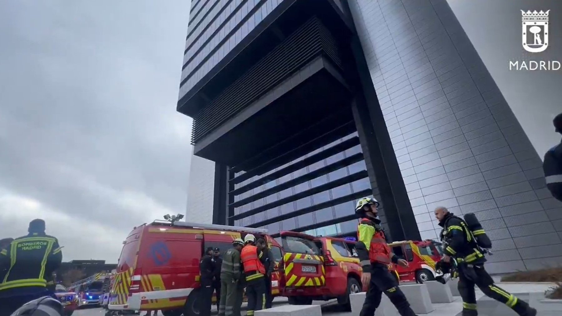 Los bomberos desalojan la Torre Foster en Madrid tras un incendio en un transformador eléctrico