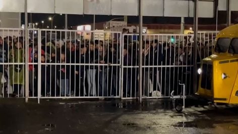 Aficionados del Guadalajara esperan para entrar al estadio Pedro Escartín.