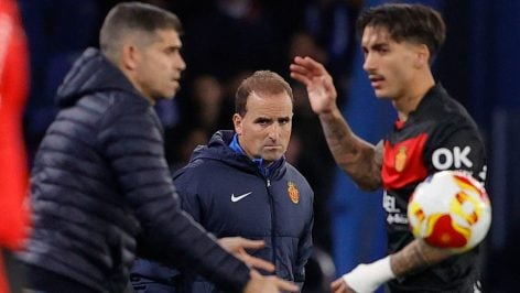 Arrasate observa a Hidalgo y a Antonio Sánchez.