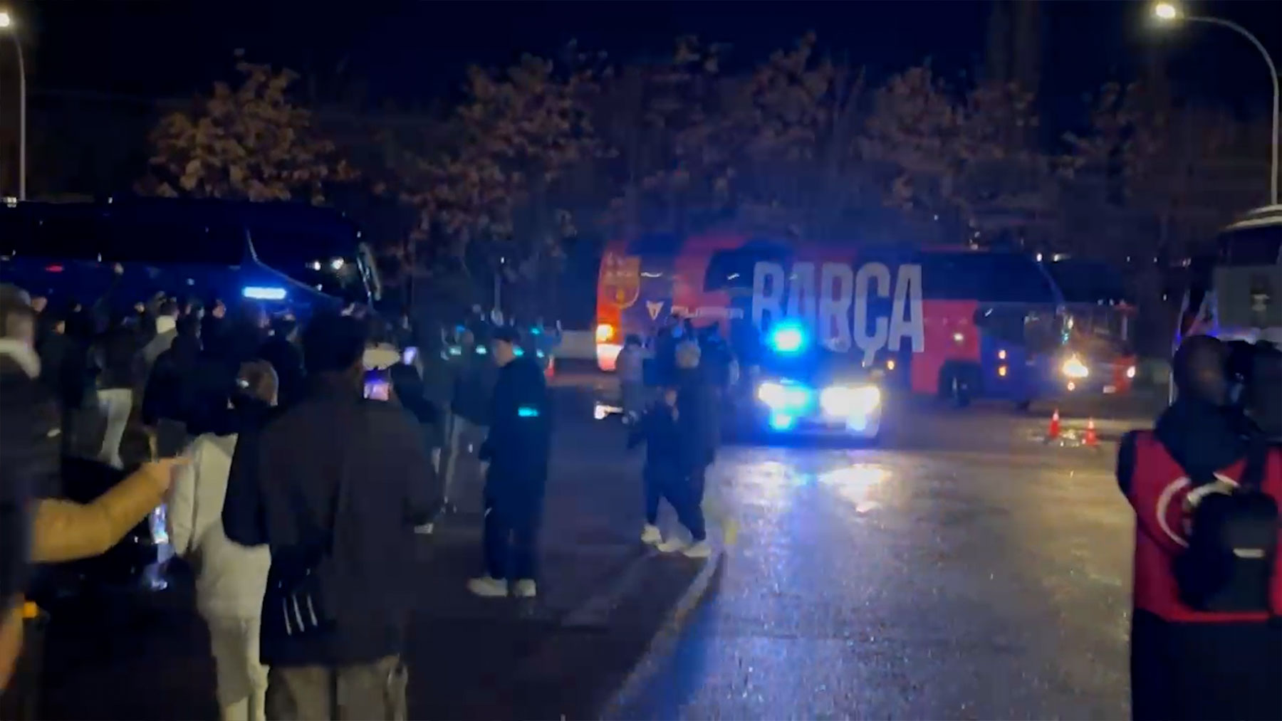 Locura total en Guadalajara con la llegada del Barcelona y gritos de ¡Negreira! y ¡que salga Laporta!