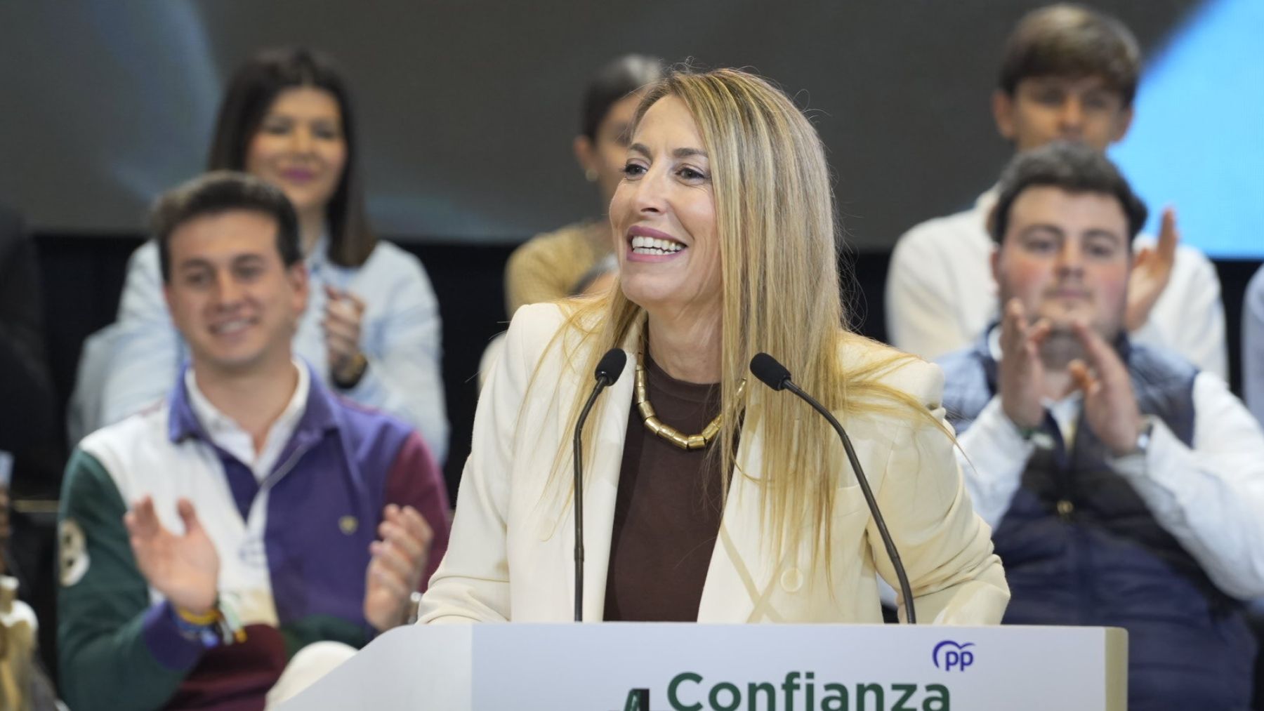 María Guardiola, una madre coraje ante el reto de dar a Feijóo la primera mayoría absoluta del ciclo electoral