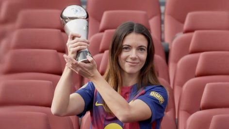 Aitana Bonmatí, con el premio The Best. (FC Barcelona)