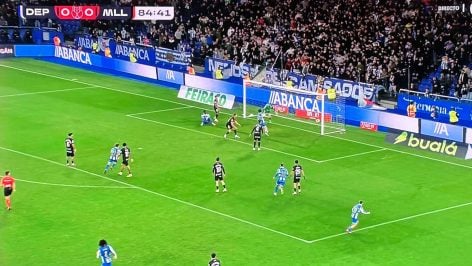 Momento en el que el jugador del Deportivo marca.