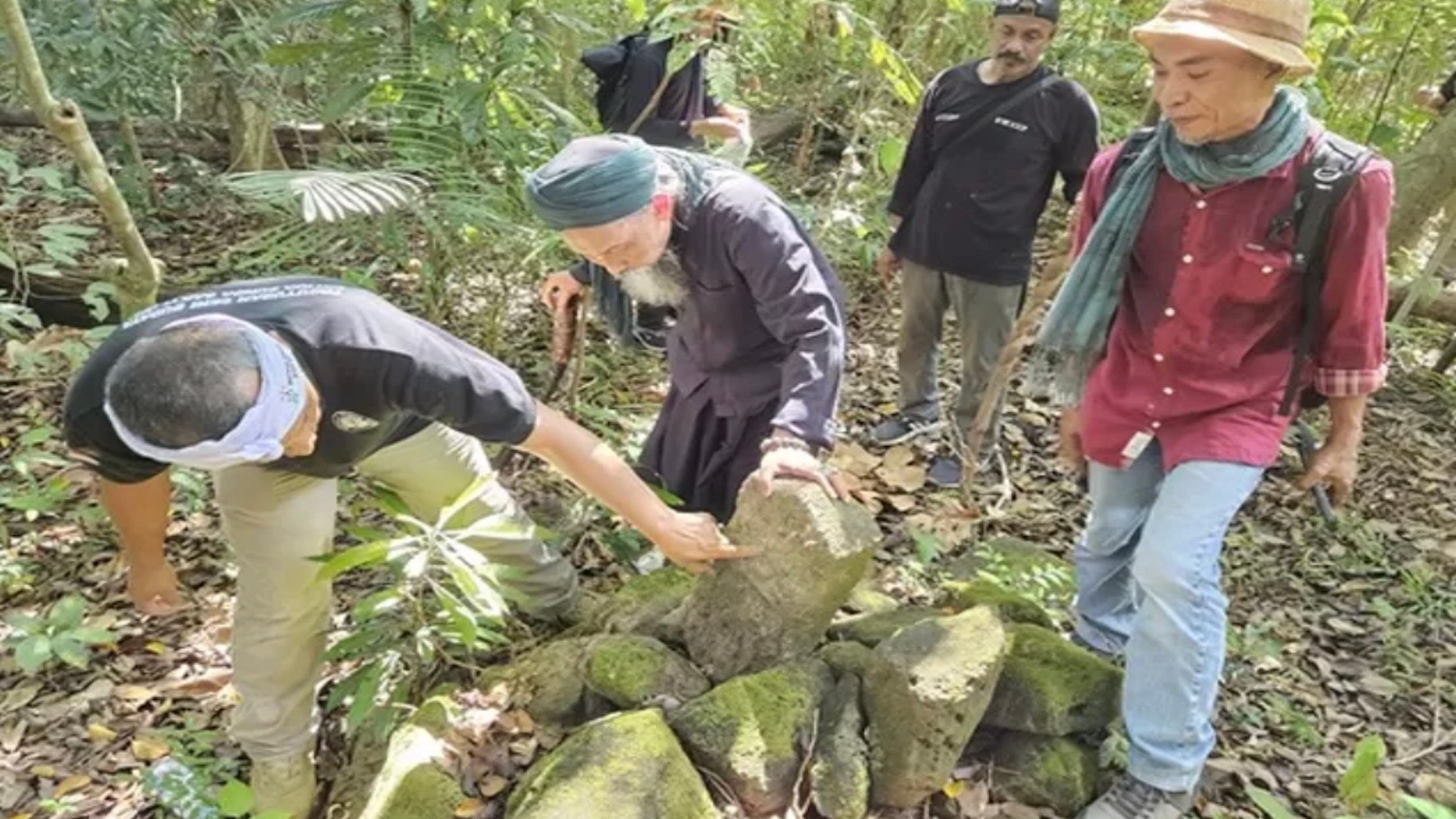 Arqueólogos de BRIN durante los trabajos de investigación en el monte Tangkil, distrito de Cikakak, regencia de Sukabumi, Indonesia. Imagen: Museo Prabu Siliwangi.