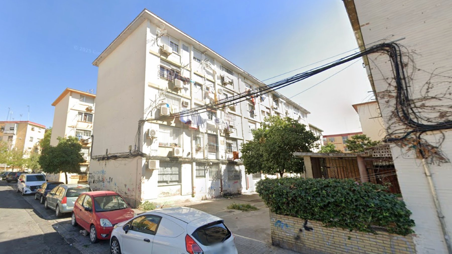 Abandonan a un bebé en un portal de Sevilla: la Policía busca a los padres