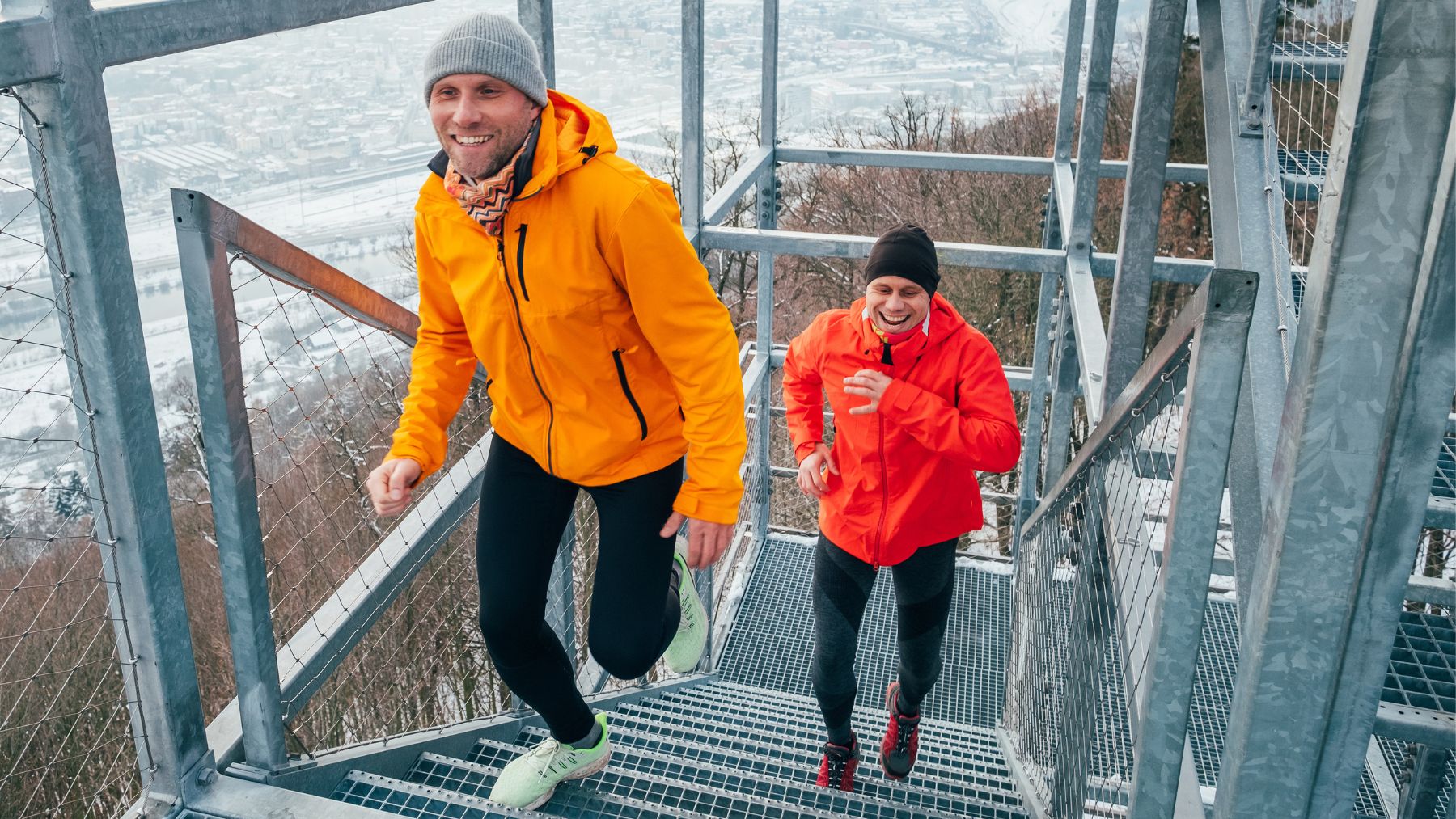 Dos deportistas en invierno.