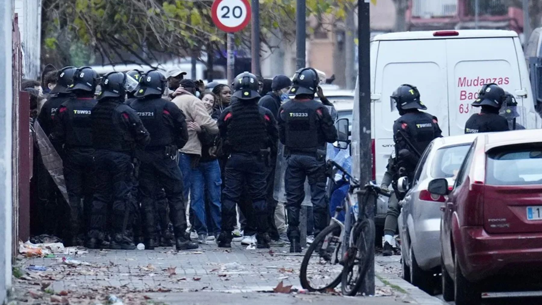 Desalojo masivo de los 200 okupas del viejo instituto de Badalona a petición del Ayuntamiento de Albiol