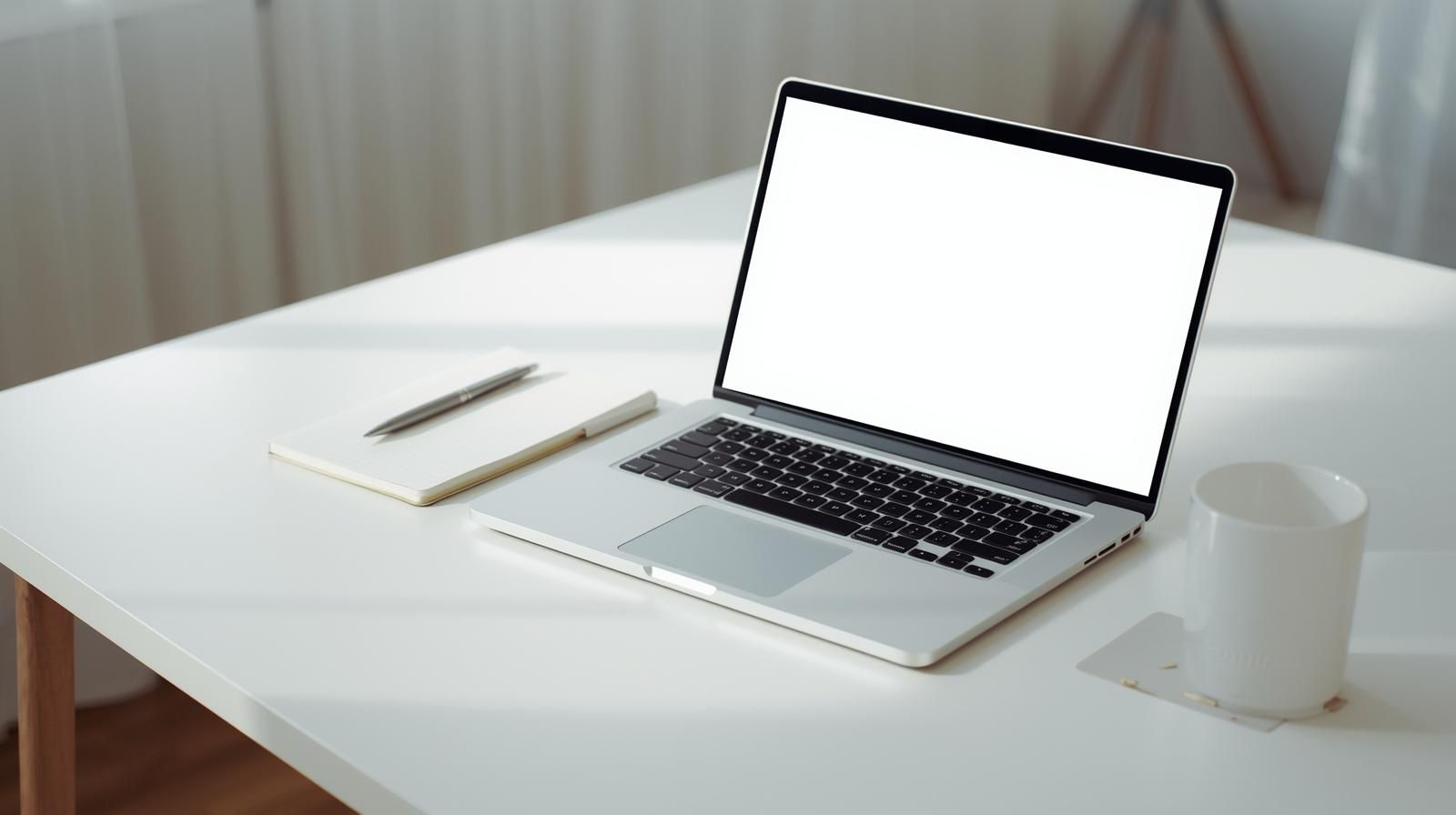 Port&aacute;til y libreta en una mesa ordenada, simbolizando informarse y ordenar ideas antes de actuar.