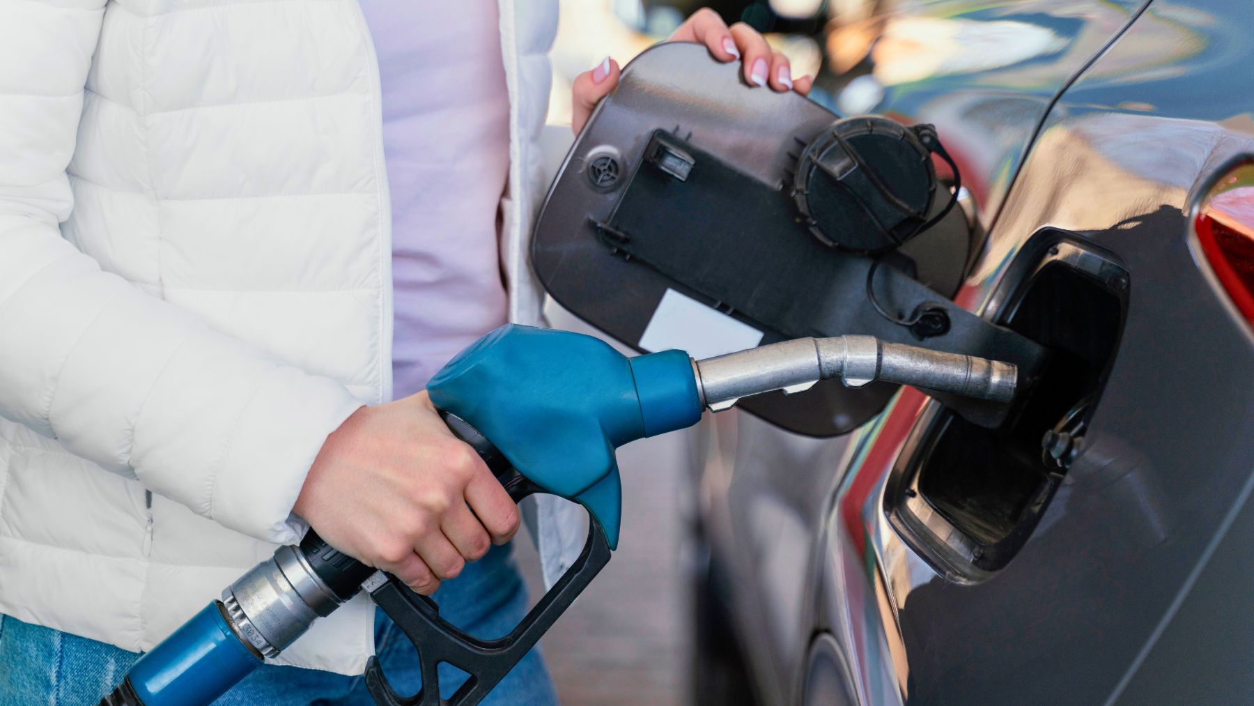 Vista de mujer cargando el coche. Imagen de Freepik