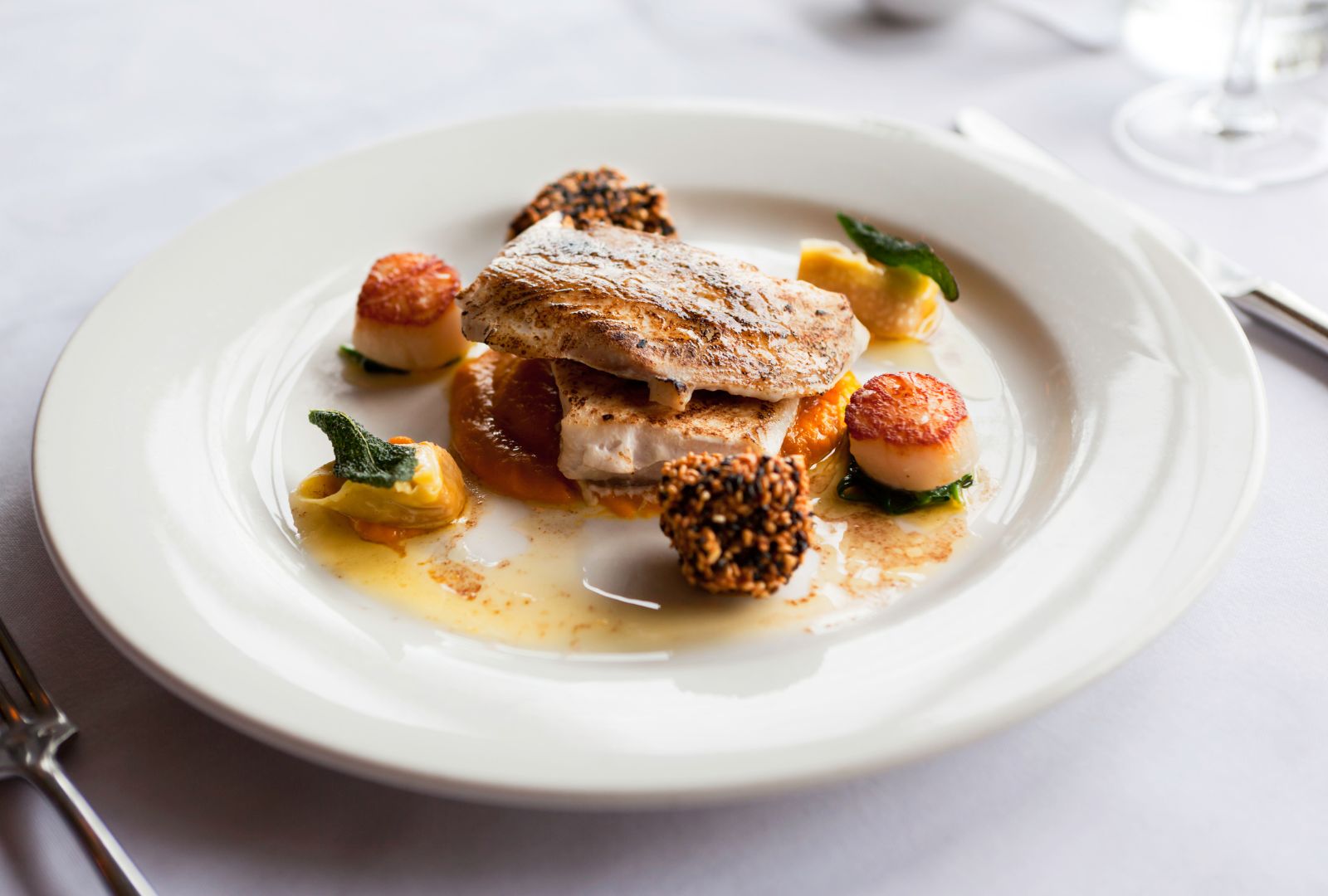 El pescado continúa siendo uno de los alimentos más elegidos por las familias españolas en Navidad, con más de la mitad de los hogares incluyéndolo en sus menús festivos.