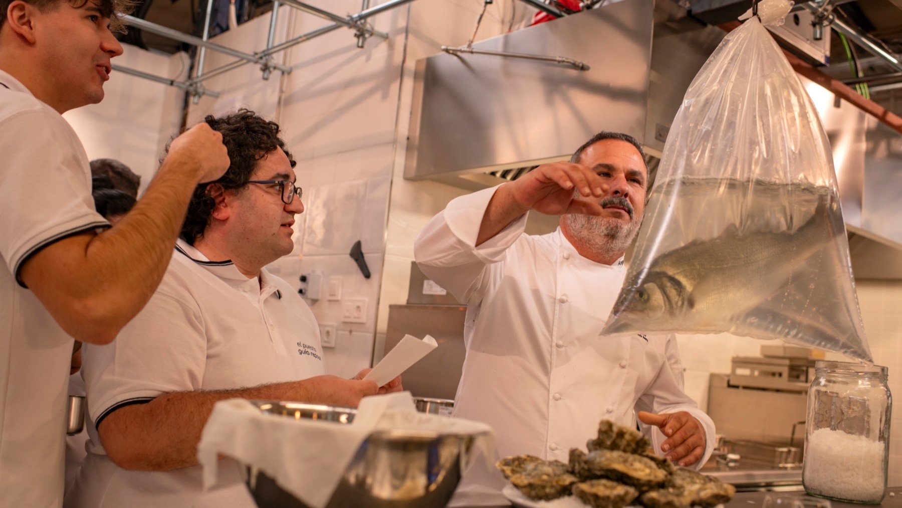 Ángel León muestra una lubina viva antes de practicar el método ikejime. (Foto: Sofia Moro).