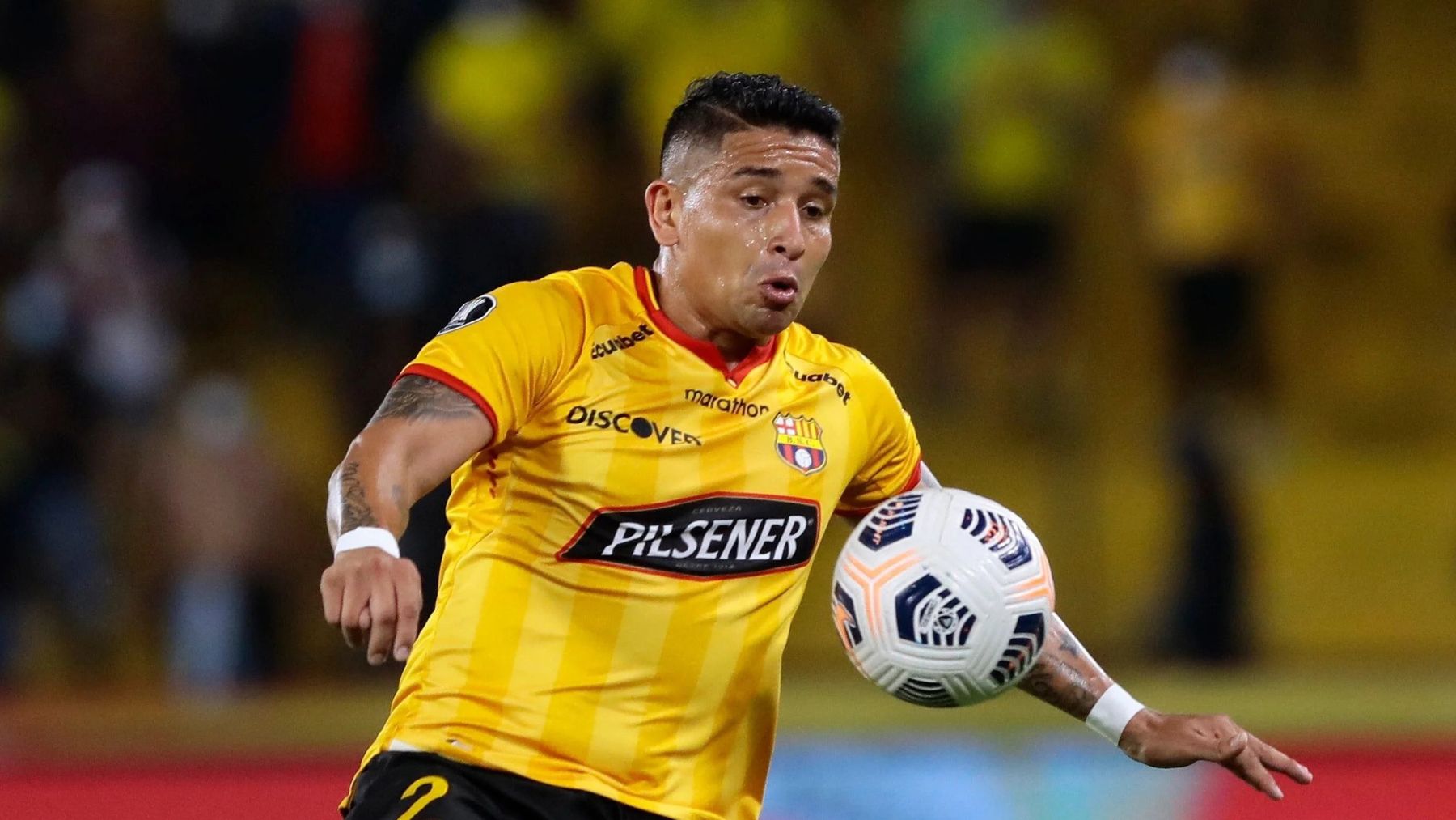 Mario Pineida con su club.