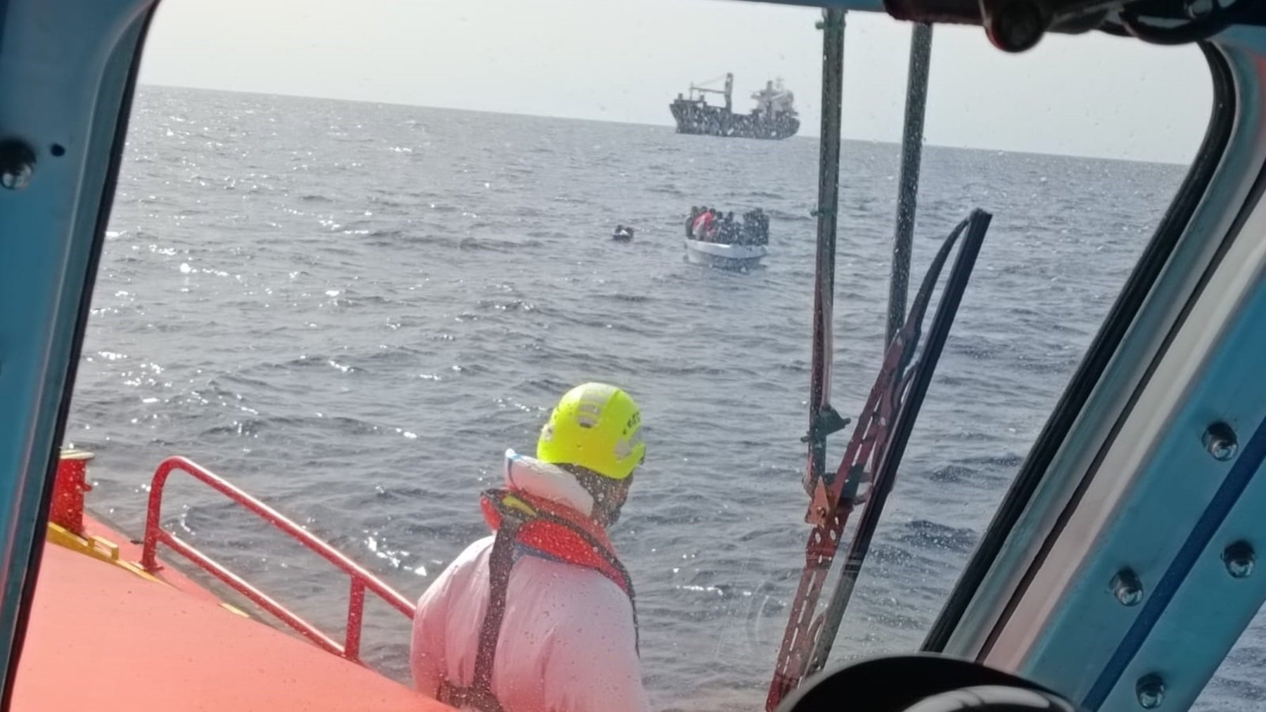 Patera con una veintena de inmigrantes en aguas de Almería. (Salvamento Marítimo)