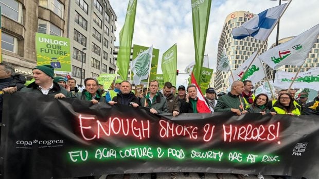 Agricultores espa&ntilde;oles protestando esta ma&ntilde;ana en Bruselas, mercosur, comisi&oacute;n europea, von der leyen