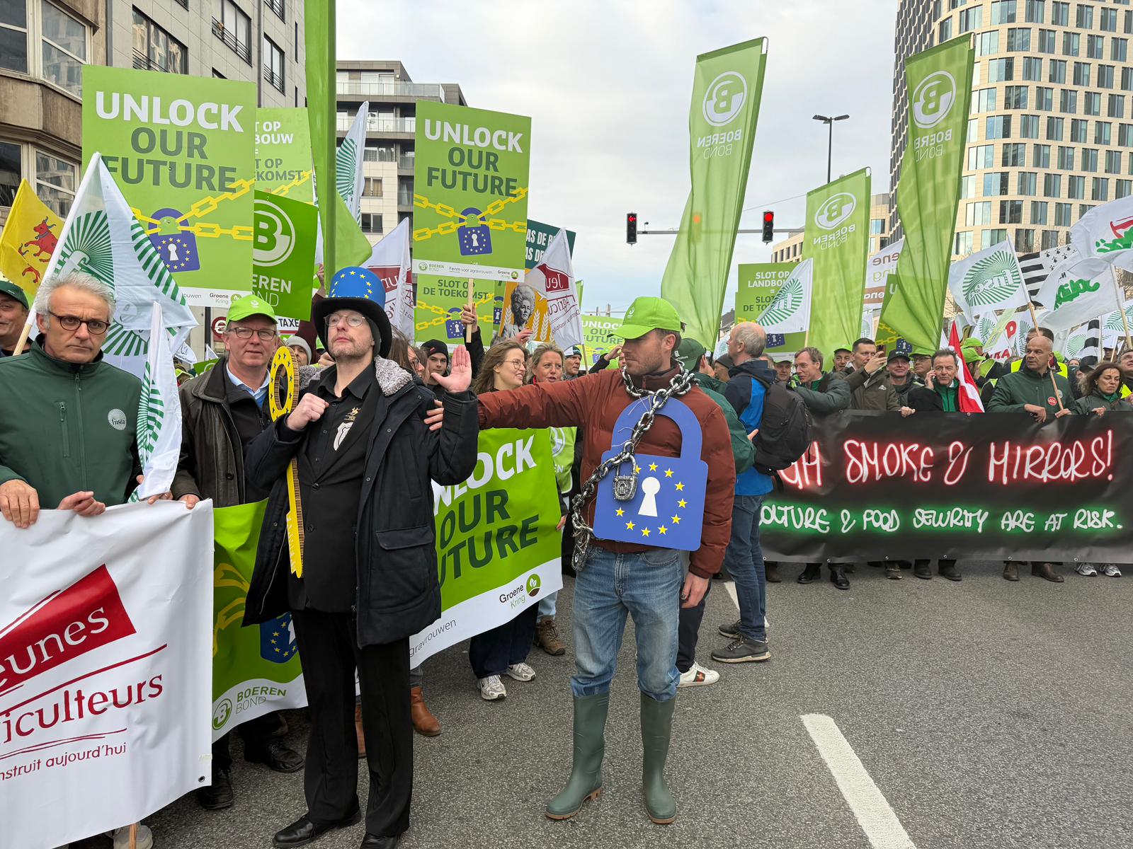 Agricultores españoles protestando esta mañana en Bruselas.